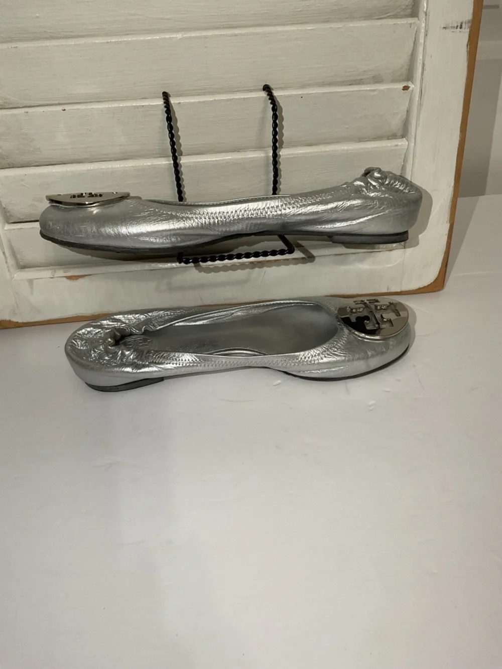 Tory Burch Reva Metallic Silver Logo Round-Toe Ballet Flats Size 6